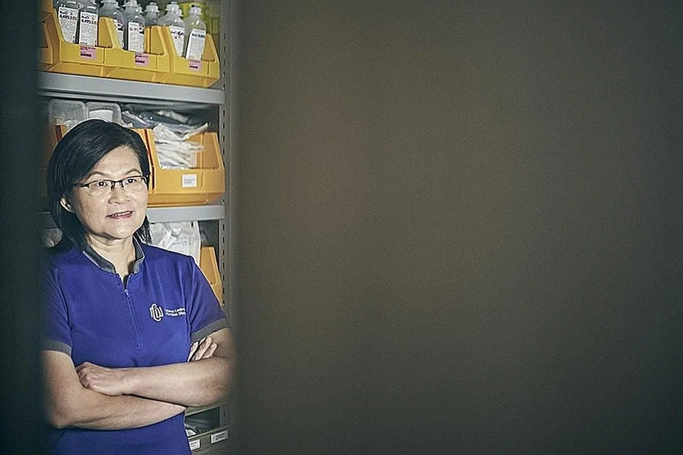 TURUT DIIKTIRAF: Profesor Leo Yee Sin, Pengarah Eksekutif NCID (atas), dan Kolonel (Dr) Shalini Arulanandam, Ketua Pegawai Perubatan SCDF. - Foto-Foto HER WORLD 