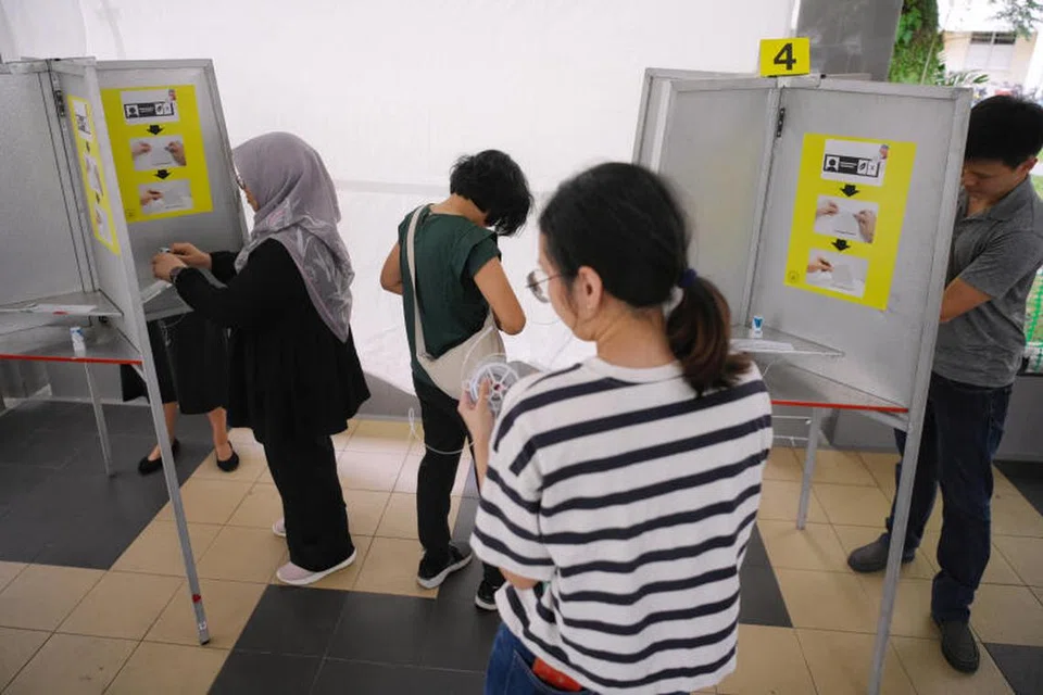 PONDOK MENGUNDI: Pegawai pilihan raya menyediakan pondok mengundi yang terletak di Pusat Mengundi di Block 63 Lorong 5 Toa Payoh pada 31 Ogos 2023.