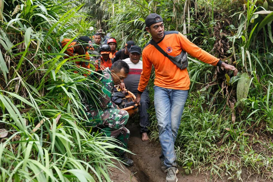 USAHA MENYELAMAT: Para penyelamat membawa mangsa letusan Gunung Marapi di Agam, Sumatera Barat, pada 4 Disember setelah 13 pendaki ditemui mati pada 4 dan 5 Disember. Seramai 10 lagi dilaporkan masih hilang.