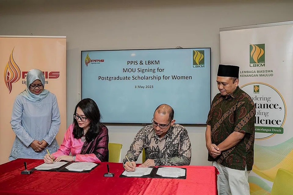 METERAI KERJASAMA: Presiden PPIS, Cik Hazlina Abdul Halim (dua dari kiri) dan Presiden LBKM, Dr Syed Harun Alhabsyi (dua dari kanan), telah menandatangani MOU selama sedekad di Wisma Geylang Serai pada Rabu. MOU memperuntukkan biasiswa bernilai $150,000 bagi kursus possiswazah, khusus bagi wanita. Bersama mereka ialah Ketua Pegawai Eksekutif (CEO) PPIS, Cik Tuminah Sapawi (kiri) dan Pengarah Eksekutif LBKM, Encik Muhammad Harmizan Abdul Hamid (kanan). - Foto BH oleh NUR DIYANA TAHA