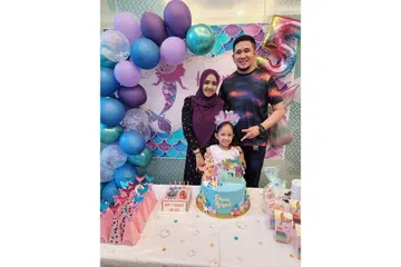 MERIAH: Selepas dua sambutan 'sepi', Einas 'Afyah (depan kek, gambar atas) ceria dapat meraikan hari istimewanya yang dihadiri saudara-mara dan teman. - Foto ihsan AF'FIDAH ABDUL RAHIM
