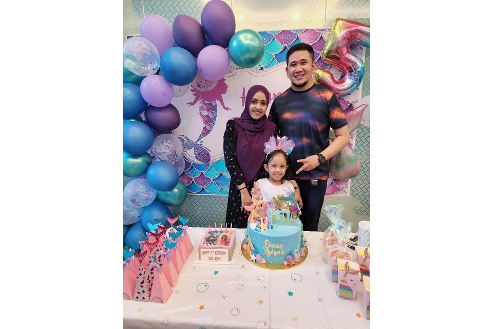 MERIAH: Selepas dua sambutan 'sepi', Einas 'Afyah (depan kek, gambar atas) ceria dapat meraikan hari istimewanya yang dihadiri saudara-mara dan teman. - Foto ihsan AF'FIDAH ABDUL RAHIM