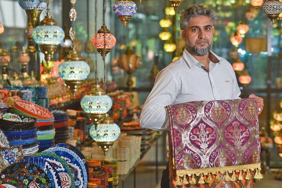DIILHAMKAN DI TURKEY: Barangan yang dijual di kedai Encik Arif (kiri), Turkish Handicraft & Carpets, memberi pelanggan pelbagai pilihan dari lampu hingga hiasan rumah. - Foto BH oleh JASMINE CHOONG