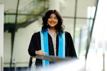 Lulusan Diploma Muzik Maktab Seni Lasalle, Cik Heema Izzati, bukan sahaja menyalurkan bakatnya melalui penulisan lagu, malah berkongsi ilmu teori muzik dengan kanak-kanak daripada keluarga kurang berkemampuan menerusi satu program di Toa Payoh.