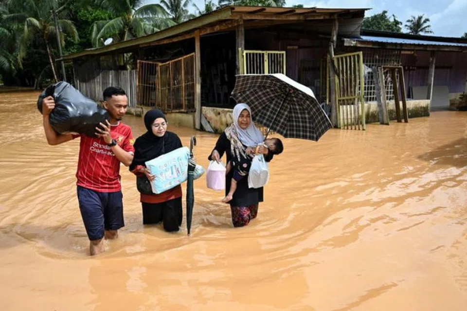 Penduduk di Hulu Terengganu, Terengganu, berpindah ke pusat pemindahan sementara sebagai langkah keselamatan selepas kediaman mereka dilanda banjir pada 30 Disember.