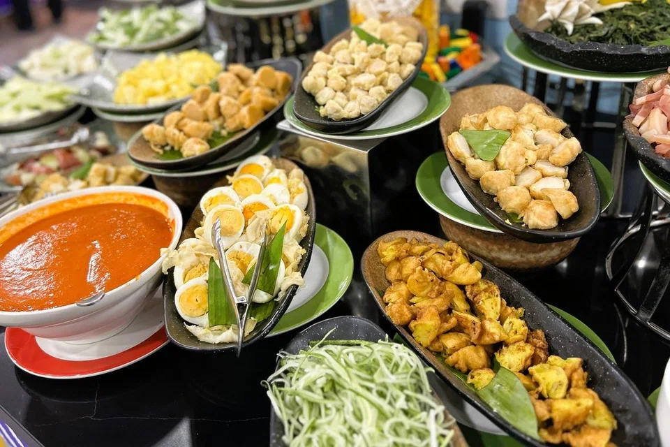 Menu berbuka yang mudah menjadi pilihan keluarga Encik Mohamad Azan agar ibadah tidak terganggu.