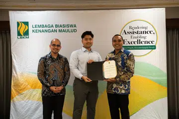 Encik Zaheer Abdul Malik (tengah) menerima Biasiswa Ekonomi Masa Depan daripada tetamu terhormat, Anggota Parlimen (AP) GRC Chua Chu Kang), Encik Zhulkarnain Abdul Rahim, dengan diperhatikan mantan presiden LBKM, Dr Syed Harun Alhabsyi (kiri), yang juga AP GRC Nee Soon, di upacara Anugerah Biasiswa LBKM pada September 2024. 