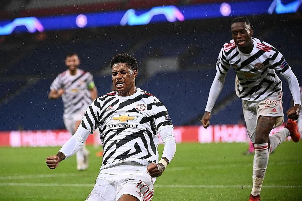 MUDA DAN BERBISA: Rashford (kiri) meraikan gol jaringannya selepas memperdayakan pemain pertahanan PSG dan melepaskan percubaan deras yang membolosi gol lawan. - Foto AFP