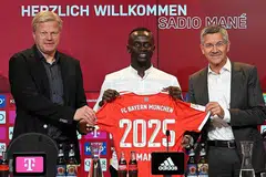 BERPINDAH: Mane (tengah), bersama ketua pegawai eksekutif Bayern Munich Oliver Kahn (kiri) dan presiden kelab Herbert Hainer. - Foto AFP