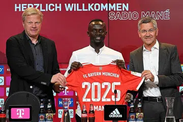 BERPINDAH: Mane (tengah), bersama ketua pegawai eksekutif Bayern Munich Oliver Kahn (kiri) dan presiden kelab Herbert Hainer. - Foto AFP