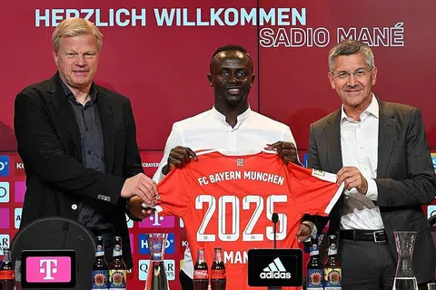 BERPINDAH: Mane (tengah), bersama ketua pegawai eksekutif Bayern Munich Oliver Kahn (kiri) dan presiden kelab Herbert Hainer. - Foto AFP