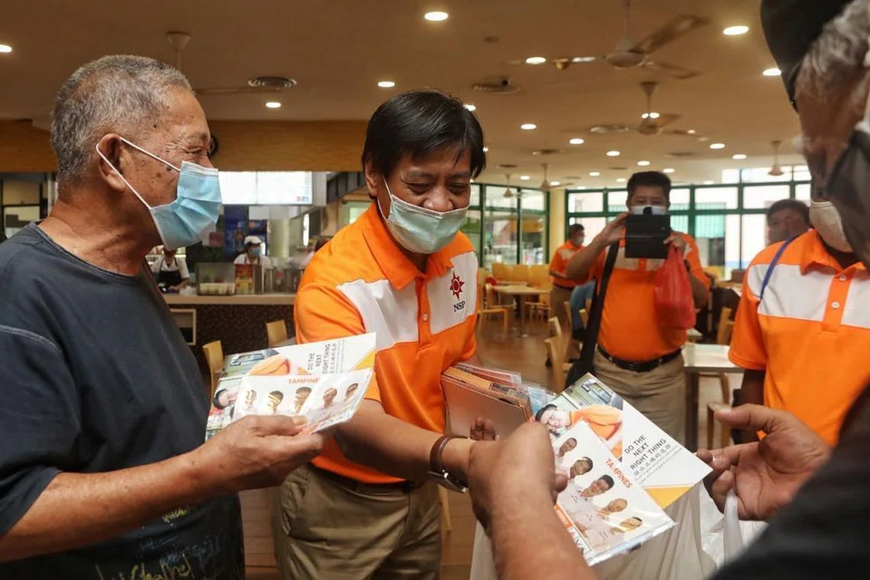 CALON NSP MOHD RIDZWAN BERKEMPEN DI TAMPINES MART - SAMPAIKAN PESANAN: Calon pasukan Parti Perpaduan Nasional (NSP)di GRC Tampines, Encik Mohd Ridzwan Mohammad, bertemu penduduk di Tampines Mart semalam. - Foto BH oleh JOEL CHAN