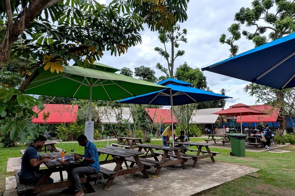 Pekerja migran bertemu rakan mereka di Pusat Riadah Sembawang yang dibuka pada April 2024.