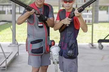 GIGIH BUAT PERSIAPAN: Choo Choon Seng (kiri) dan Lin Hejun merupakan dua penembak 'trap' lelaki dalam pasukan seramai 17 penembak negara yang dipilih ke Sukan Komanwel kali ini.