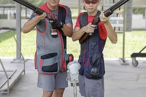 GIGIH BUAT PERSIAPAN: Choo Choon Seng (kiri) dan Lin Hejun merupakan dua penembak 'trap' lelaki dalam pasukan seramai 17 penembak negara yang dipilih ke Sukan Komanwel kali ini.