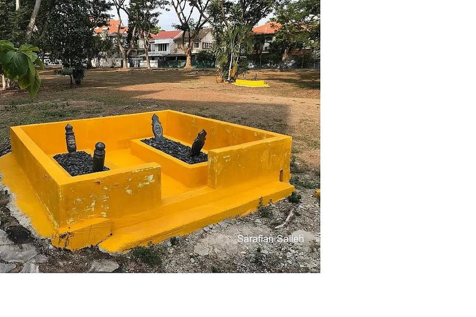 KUBUR TOK LASSAM: Inilah kubur Tok Lassam dan isterinya (gambar atas). Di belakang ada sebuah kubur tunggal, adakah ia kubur Raden Sumanteri? - Foto SARAFIAN SALLEH