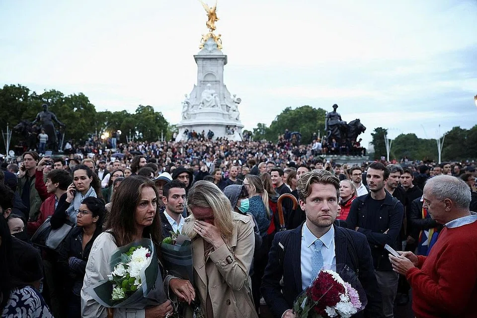 SEDIH: Orang ramai berkumpul di depan Istana Buckingham selepas mendapat tahu Ratu Elizabeth, pemimpin beraja paling lama dalam sejarah Britain, meninggal dunia. - Foto REUTERS
