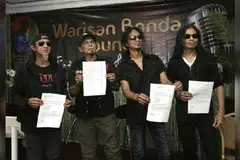 Kumpulan XPDC Kita Peng Yu menunjukkan dokumen berkaitan isu penggunaan nama XPDC di Hotel Grand Barakah, Ampang, pada 9 Julai. 