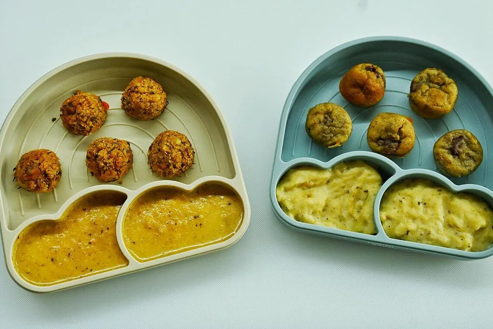 (pinggan kiri) Baby Fajita-Style Chicken Quinoa Meatballs (atas) dan Cheeseburger Soup (bawah),  (pinggan kanan) ‘Baby Apple Cranberry Oat Muffins with Flaxseed’ dan ‘Baby Loaded Mash Potatoes with Salmon & Green Beans’ (bawah) merupakan antara pilihan berkhasiat yang ditawarkan Plate & Play untuk bayi dan kanak-kanak kecil.