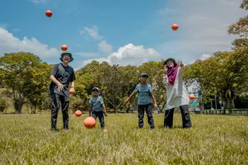 Encik Muhammad Kamit dan Cik Nadiah Mohammad Yusoff kerap mengajak anak mereka, Hariss (dua dari kiri) dan Haniff, bermain di luar.