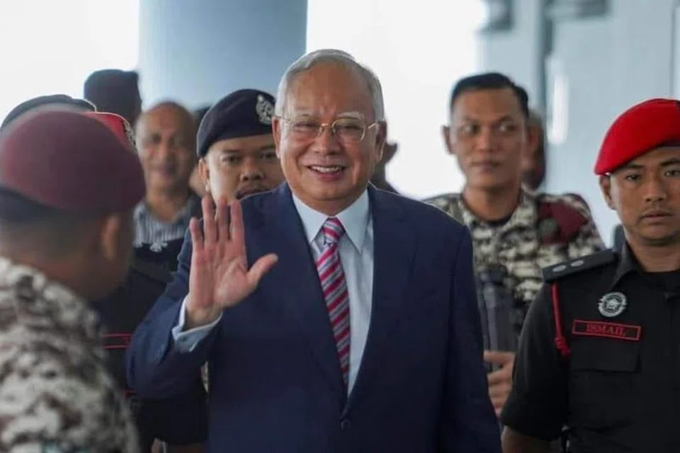 Bekas Perdana Menteri Malaysia, Encik Najib Tun Razak (tengah), sedang melalui proses mahkamah untuk membolehkan perintah tambahan yang membenarkannya menjalani baki hukuman penjara sebagai tahanan di rumah dilaksanakan.