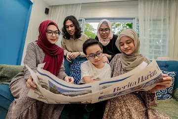PEMBACA SETIA BH: Cik Siti Tahala Mustafa (paling kiri), turut menggunakan akhbar BH untuk bantu mempertingkat penguasaan bahasa Melayu anak-anaknya - (barisan pertama, dari kiri) Rakin Amani Soaidy, 10 tahun, Nur Aliah Nasyitah Soaidy, 14 tahun, (barisan kedua, dari kiri) Raiyan Anaqi Soaidy, 19 tahun, dan Nayli Syaniqa Soaidy, 16 tahun. - Foto BH oleh NUR DIYANA TAHA