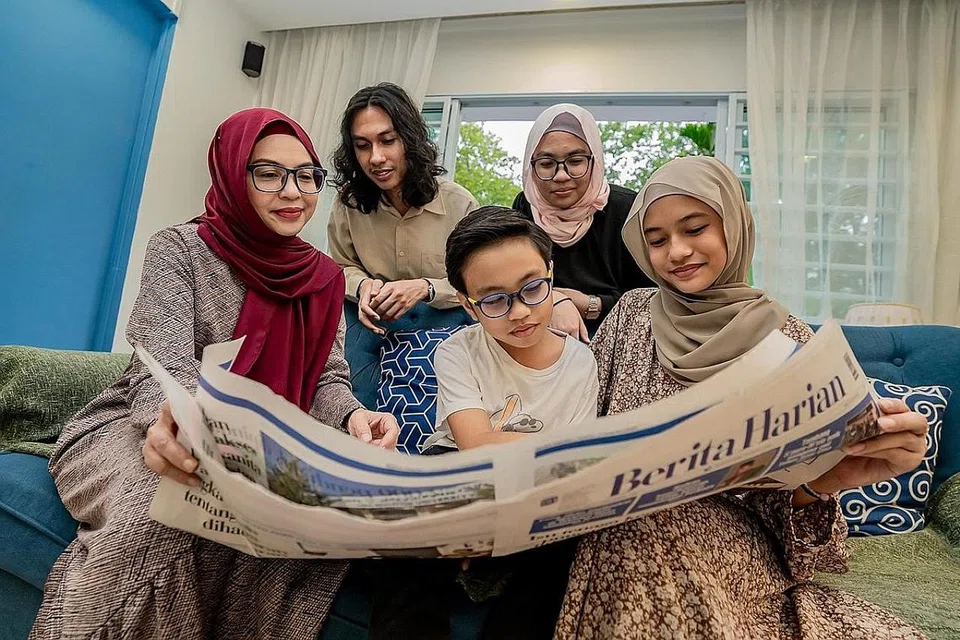 PEMBACA SETIA BH: Cik Siti Tahala Mustafa (paling kiri), turut menggunakan akhbar BH untuk bantu mempertingkat penguasaan bahasa Melayu anak-anaknya - (barisan pertama, dari kiri) Rakin Amani Soaidy, 10 tahun, Nur Aliah Nasyitah Soaidy, 14 tahun, (barisan kedua, dari kiri) Raiyan Anaqi Soaidy, 19 tahun, dan Nayli Syaniqa Soaidy, 16 tahun. - Foto BH oleh NUR DIYANA TAHA