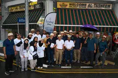 Menteri di Pejabat Perdana Menteri, Dr Mohamad Maliki Osman (baju hitam, tengah) bersama peserta lain singgah di restoran Al-Tasneem bagi Jejak Warisan Wakaf 2024 pada 24 Ogos.