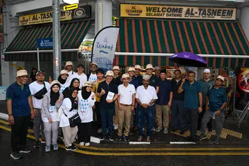 Menteri di Pejabat Perdana Menteri, Dr Mohamad Maliki Osman (baju hitam, tengah) bersama peserta lain singgah di restoran Al-Tasneem bagi Jejak Warisan Wakaf 2024 pada 24 Ogos.