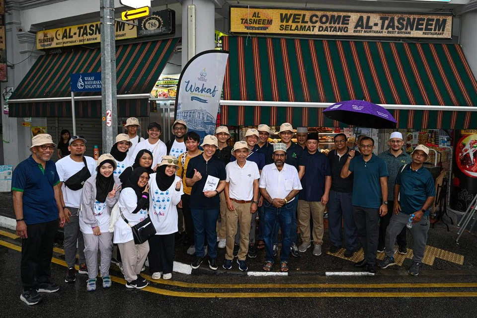 Menteri di Pejabat Perdana Menteri, Dr Mohamad Maliki Osman (baju hitam, tengah) bersama peserta lain singgah di restoran Al-Tasneem bagi Jejak Warisan Wakaf 2024 pada 24 Ogos.
