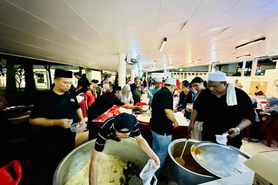 Seramai 150 anggota keluarga dari 24 keluarga yang memerlukan telah menghadiri majlis berbuka puasa, Sedulang Bersama Ayah, di dewan serbaguna Blok 813A, Choa Chu Kang Avenue 7 pada 31 Mac.