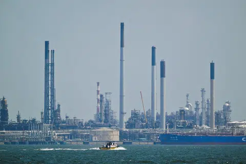 Shell telah memaklumkan Penguasa Kelautan dan Pelabuhan Singapura (MPA) dan Agensi Sekitaran Kebangsaan (NEA) bahawa ia telah menutup salah satu unit pemprosesan minyak di Pulau Bukom untuk menyiasat kemungkinan berlakunya kebocoran.