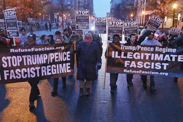 ADAKAN BANTAHAN: Para penunjuk perasaan mengadakan bantahan "untuk menghalang rejim Trump/Pence daripada berkuasa'' di Washington DC semalam. Encik Trump akan mengangkat sumpah sebagai Presiden Amerika Syarikat esok. - Foto AFP 