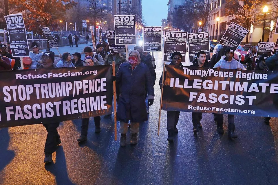 ADAKAN BANTAHAN: Para penunjuk perasaan mengadakan bantahan "untuk menghalang rejim Trump/Pence daripada berkuasa'' di Washington DC semalam. Encik Trump akan mengangkat sumpah sebagai Presiden Amerika Syarikat esok. - Foto AFP 