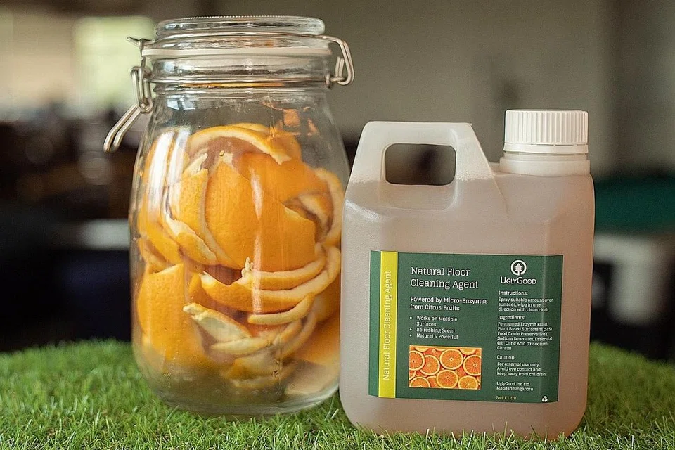 KE ARAH KEMAMPANAN ALAM SEKITAR: Daripada sekadar dibuang begitu sahaja, syarikat UglyGood menggunakan sisa organik seperti limau menjadi bahan pembersih. - Foto UGLYGOOD