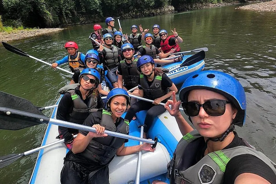 SERONOK IKUTI KEGIATAN LASAK: Juliana (berkaca mata hitam di depan) memang meminati kegiatan lasak, justeru tidak gentar menyertai kegiatan berakit redah jeram di Sungai Kiulu, Sabah, bulan lalu menerusi ACEQM 2016. Bersamanya ialah rombongan Malaysia, Indonesia dan Brunei. - Foto ihsan JULIANA EVANS