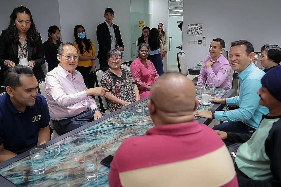 TEMU PEKERJA: Dr Tan See Leng (dua dari kiri) dan Encik Zaqy Mohamad (baju biru muda) bertemu pekerja bergaji rendah semasa lawatan ke syarikat Radha Exports di Pioneer Road semalam. - Foto BH oleh GAVIN FOO
