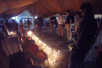 BERI PENGHORMATAN: Pegawai Yayasan Rahmatan Lil Alamin (RLAF) dan Mercy Relief telah ke Nepal bagi satu lawatan kemanusiaan mengunjungi mereka yang terjejas serta memperingati mangsa gempa bumi itu. - Foto BH oleh NUR FATHIN AWALLUDIN