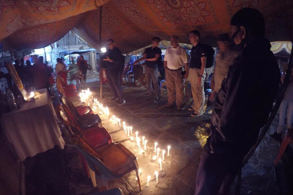 BERI PENGHORMATAN: Pegawai Yayasan Rahmatan Lil Alamin (RLAF) dan Mercy Relief telah ke Nepal bagi satu lawatan kemanusiaan mengunjungi mereka yang terjejas serta memperingati mangsa gempa bumi itu. - Foto BH oleh NUR FATHIN AWALLUDIN
