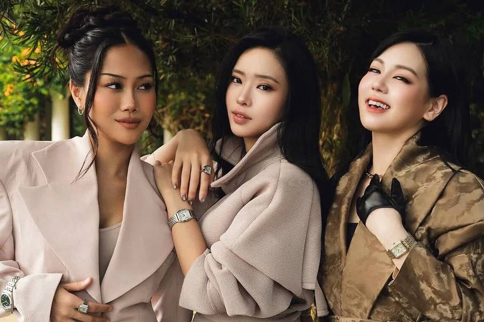 Kumpulan pop Malaysia, Dolla, yang dianggotai (dari kiri) Sabronzo, Angel dan Tabby, sering berdepan situasi yang disalahertikan oleh masyarakat sekeliling sepanjang perjalanan seni mereka.