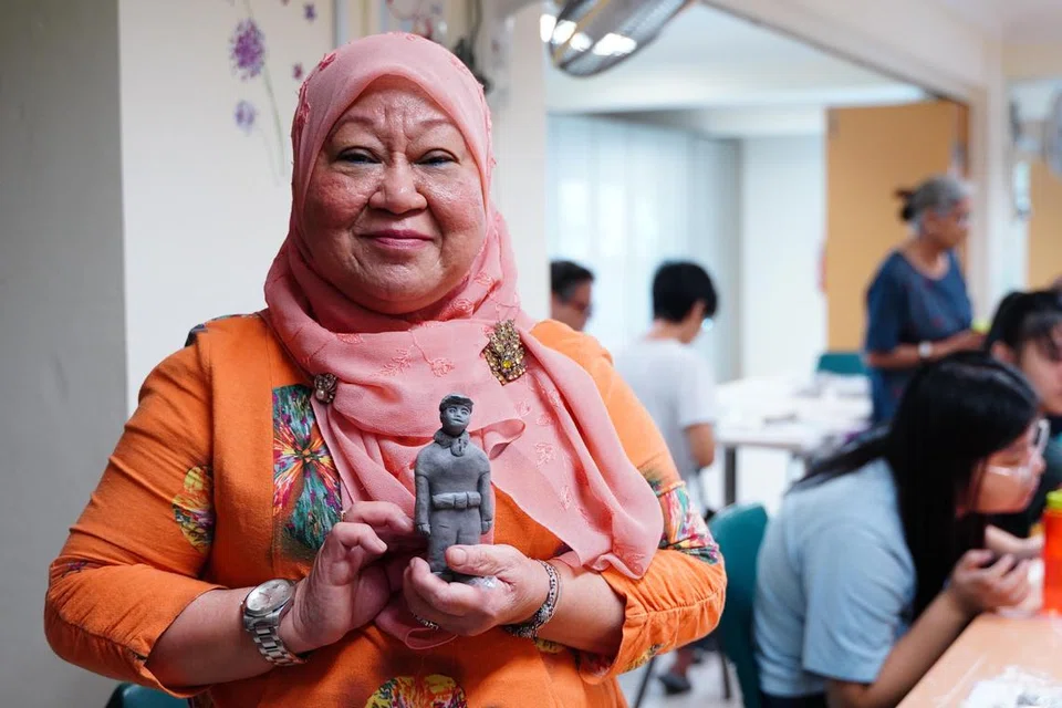 Cik Norimah bersama salah satu patung askar yang beliau hasilkan semasa bengkel dikendalikan