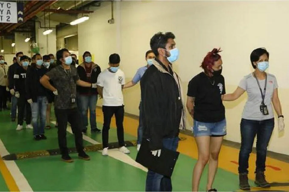 BERJAYA DIBERKAS: Selepas menangkap tiga lelaki di lokasi rusuhan di People's Park Centre pada Ahad lalu, polis pada tengah malam tadi mendedahkan ia telah berjaya memberkas sembilan lagi individu, termasuk seorang wanita. 