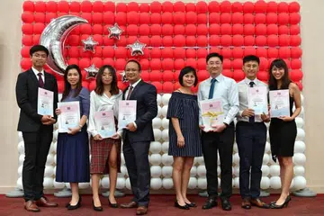 WARGA BARU SINGAPURA: Encik Alvin Paras Dimalanta (empat dari kiri), isterinya Cik Michelle Anne (dua dari kiri) dan anak-anak mereka Cik Anne (tiga dari kiri) dan Encik Allen (paling kiri) merupakan antara 149 orang yang menerima sijil kewarganegaraan Singapura mereka pada Sabtu. -Foto ST: NG SOR LUAN.
