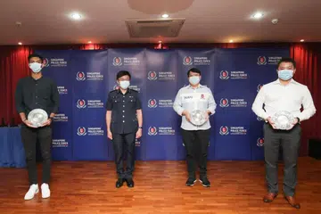 PENGHARGAAN POLIS: Timbalan Penolong Pesuruhjaya (DAC) Marc E (dua dari kiri) bersama tiga penerima Anugerah Semangat Bakti Awam, (dari kiri) Encik Muhammad Suhanas Abdul Aziz, Encik Ong Keng Chor dan Encik Elisha Teo. - Foto PASUKAN POLIS SINGAPURA 
