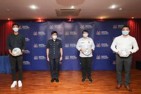 PENGHARGAAN POLIS: Timbalan Penolong Pesuruhjaya (DAC) Marc E (dua dari kiri) bersama tiga penerima Anugerah Semangat Bakti Awam, (dari kiri) Encik Muhammad Suhanas Abdul Aziz, Encik Ong Keng Chor dan Encik Elisha Teo. - Foto PASUKAN POLIS SINGAPURA 