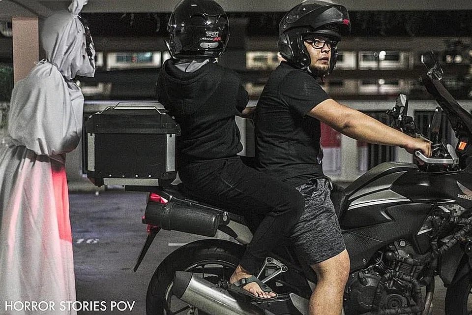 MEREMANG BULU ROMA: Filem pendek ' True Horror Stories POV' dikatakan berdasarkan kisah benar yang pernah dialami Cik Naqiah Ayub (penumpang). Suaminya, Encik Aidil Ashrad Mohd Rashid dilihat sedang menunggang motosikal sementara adiknya, Akif Halqi Mohd Rashid menampilkan watak hantu di belakang motosikal mereka sewaktu rakaman. - Foto TRUE HORROR STORIES POV
