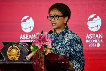 MENTERI LUAR INDONESIA: Cik Retno Marsudi berucap semasa sidang akhbar selepas Rahat Menteri Luar Asean di Jakarta pada 4 Februari 2023. - Foto AFP