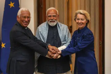 Presiden Suruhanjaya Eropah, Ursula von der Leyen (kanan), dan Presiden Majlis Eropah, Antonio Luís Santos da Costa (kiri), bersalaman dengan Perdana Menteri India, Narendra Modi (tengah), sebelum satu pertemuan di Hyderabad House, New Delhi, India, pada 27 Januari 2026. Ursula von der Leyen berada dalam lawatan selama empat hari ke India