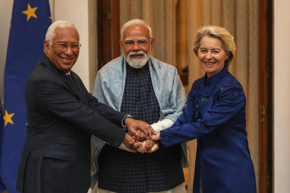 Presiden Suruhanjaya Eropah, Ursula von der Leyen (kanan), dan Presiden Majlis Eropah, Antonio Luís Santos da Costa (kiri), bersalaman dengan Perdana Menteri India, Narendra Modi (tengah), sebelum satu pertemuan di Hyderabad House, New Delhi, India, pada 27 Januari 2026. Ursula von der Leyen berada dalam lawatan selama empat hari ke India
