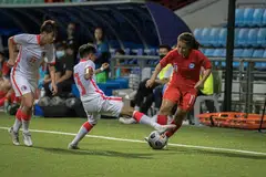 Pemain pertahanan Singapura, Putri Syaliza Sazali (kanan), antara pemain yang menentang Hong Kong pada 2022. Kededua pasukan  akan bertemu sekali lagi pada 12 Jun secara tertutup dan 15 Jun di Stadium Choa Chu Kang. Perlawanan persahabatan tersebut akan digunakan sebagai penanda tahap kesediaan mereka bagi kempen kelayakan Piala Asia Wanita AFC 2026.
